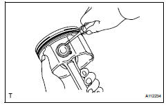 Toyota RAV4. Remove piston pin hole snap ring