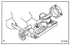 Toyota RAV4. Remove piston