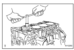 Toyota RAV4. Remove piston with connecting rod